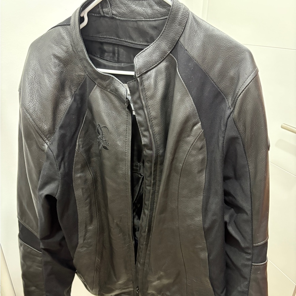 Bilt for women motorcycle jacket size 18
Armored